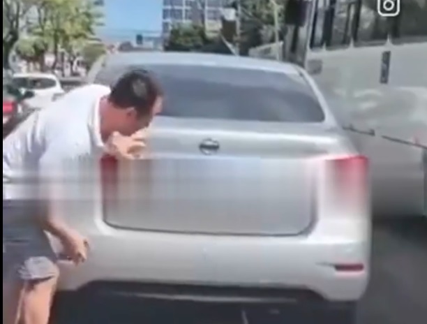 Motorista se depara com cobra em carro ao parar carro na Avenida Djalma Batista