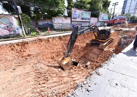 Cratera aumenta em avenida de Manaus e obras não tem prazo para terminar