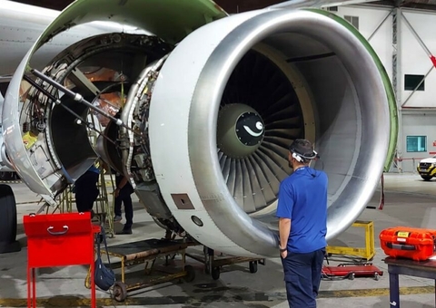 Companhia deve indenizar passageira que perdeu voo por manutenção em avião