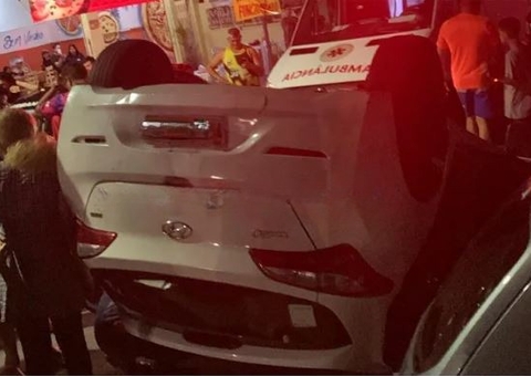 Com sinais de embriaguez, homem capota com carro em rua de Manaus