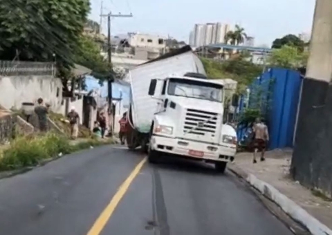Rua permanece interditada após carreta tombar e esmagar carro em Manaus