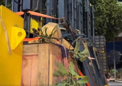 Carretas bloqueiam avenida e paralisam trânsito na Ponta Negra