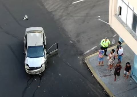 Acidente: Carros colidem violentamente no Centro de Manaus