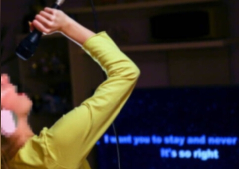 Homem deve indenizar vizinhos por volume alto de karaokê