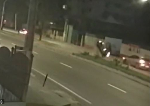 Vídeo mostra acidente chocante com motociclista na Av. Efigênio Sales