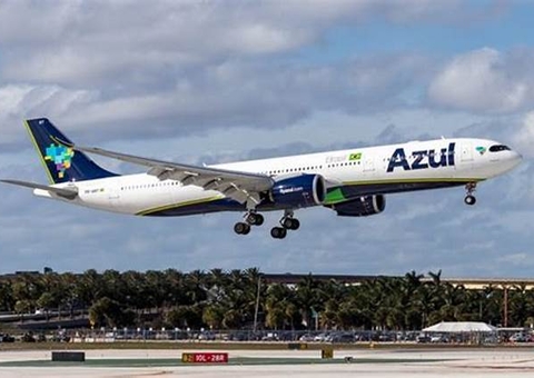 Juiz manda Azul indenizar passageiros prejudicados em voo lotado em Manaus