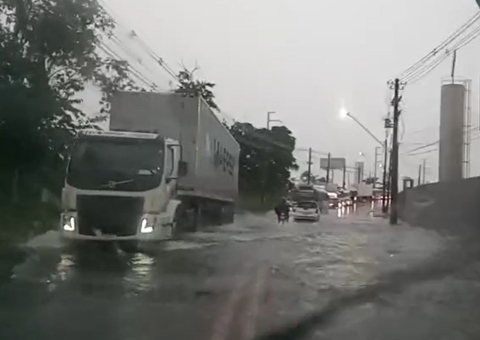 Temporal causa alagamento em avenida e transtornos no Distrito Industrial