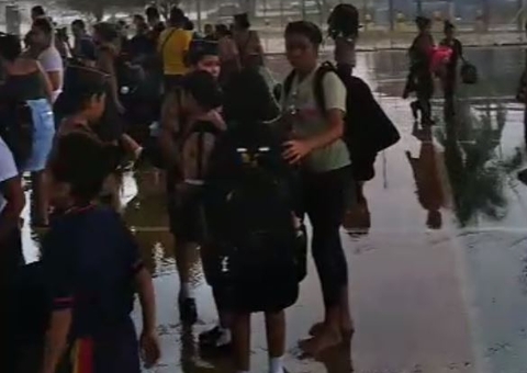 Alunos do CMPM V passam sufoco após água invadir escola durante temporal