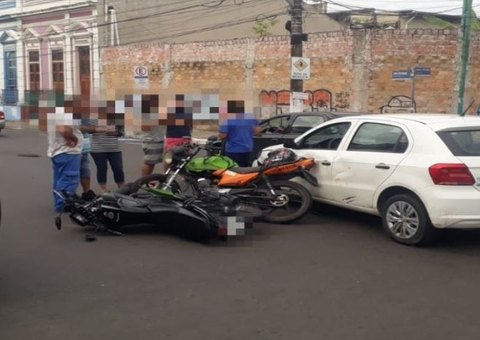 Acidente entre carro e motocicletas deixa ferido no Centro de Manaus