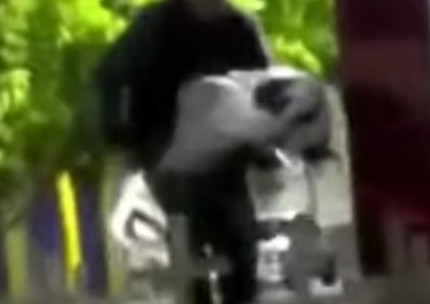 Homem é flagrado pisando em cruzes que homenageavam vítimas da covid-19