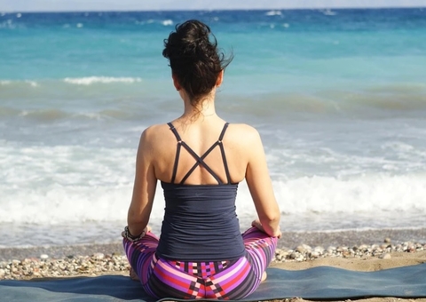 10 pessoas morrem após serem arrastadas pelo mar durante meditação 