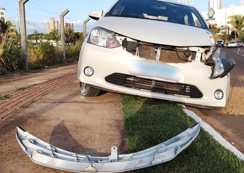 Jovem morre após namorado acelerar carro com ela em cima do capô