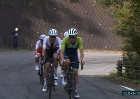 Homem de sunga invade prova de ciclismo nas Olimpíadas e rouba a cena; veja