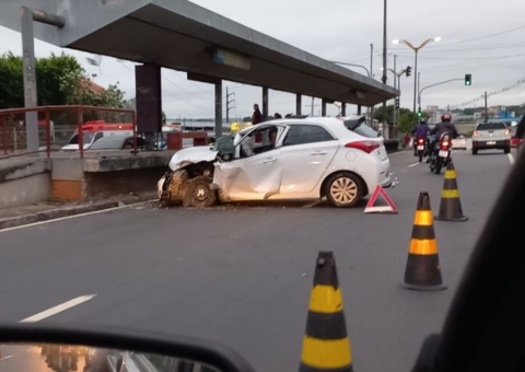 Motorista de app dorme ao volante e sofre acidente em avenida de Manaus