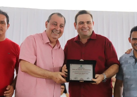 Omar Aziz recebe título de cidadão eirunepeense, no Amazonas