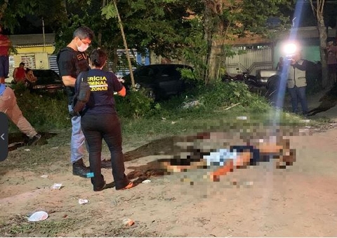 Homem é crivado de balas em campo futebol de Manaus