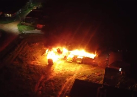 Vídeos: Carros e ônibus são incendiados após mortes de adolescentes em Envira