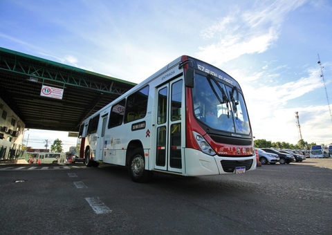 Dupla invade ônibus e 'toca o terror' em assalto a passageiros em Manaus