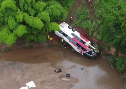 Acidente com ônibus deixa 5 mortos e 41 feridos na véspera do Natal na BR-153