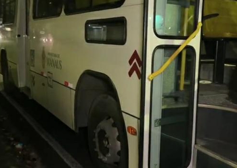 Com faca e armas, trio assalta ônibus e aterroriza passageiros em Manaus