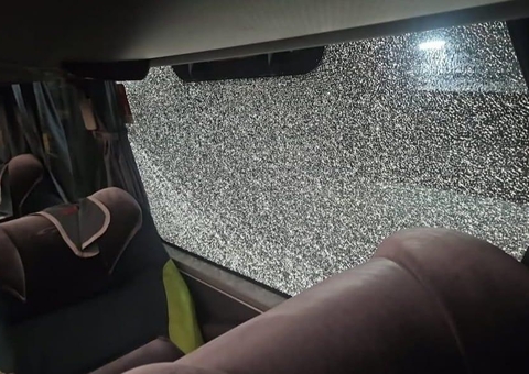 Ônibus do Maringá é apedrejado após eliminação do Athletico-PR no Paranaense