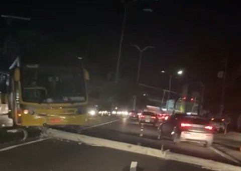 Ônibus derruba poste e deixa trânsito bloqueado em avenida de Manaus; vídeo