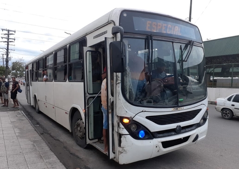 Ônibus clandestino é apreendido transportando passageiros em Manaus