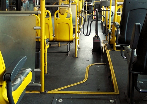 Passageiro será indenizado após sofrer lesão durante acidente de ônibus