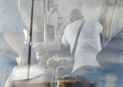 Passageira 'surta' e bate ônibus em muro ao tentar assumir controle do veículo