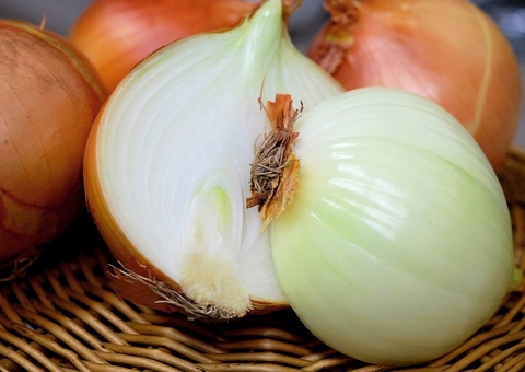 Muito mais que um tempero, cebola também é rica em vitaminas importantes