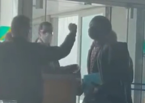 Vídeo: Toni Garrido bate boca com funcionários de cia aérea em aeroporto