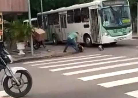 Vídeo: Motorista de ônibus espanca mototaxista em briga de trânsito em Manaus