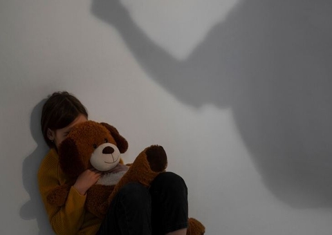 Pai é preso por estuprar filho de 9 anos e filmar abusos em Manaus