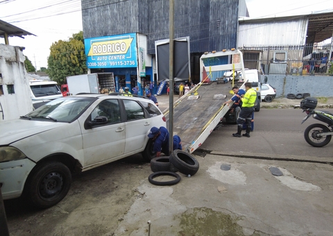 Sucatas e carros em calçadas são removidos durante operação em Manaus