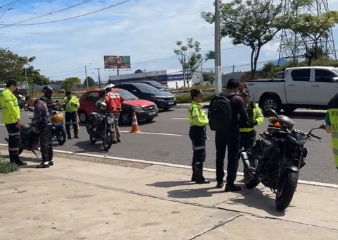 Operação flagra motoristas sem CNH e veículos sucateados na Av. das Torres