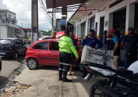 Veículos estacionados em calçadas são fiscalizados em Manaus