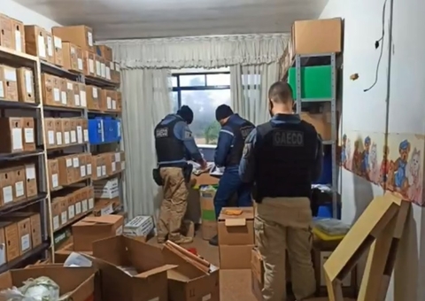 Vizinha de policial investigado acha pacote de dinheiro ao limpar quintal de casa