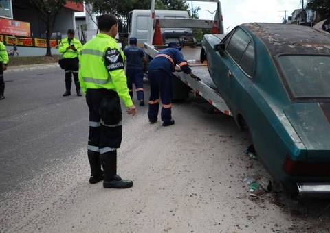 Veículos abandonados são removidos de ruas de Manaus
