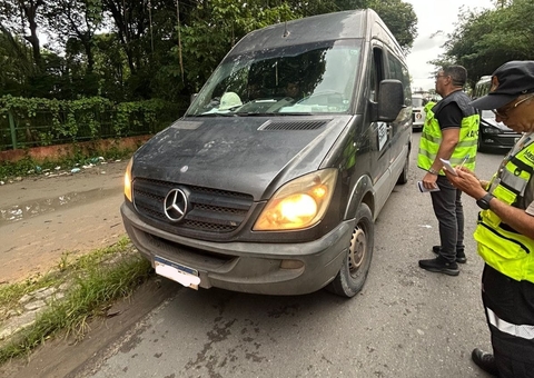 Sete vans clandestinas são apreendidas durante operação no Zumbi