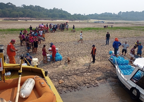 Mais de mil famílias ribeirinhas recebem ajuda humanitária no Amazonas