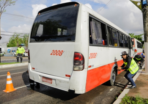 Operação retira 131 veículos irregulares das ruas de Manaus