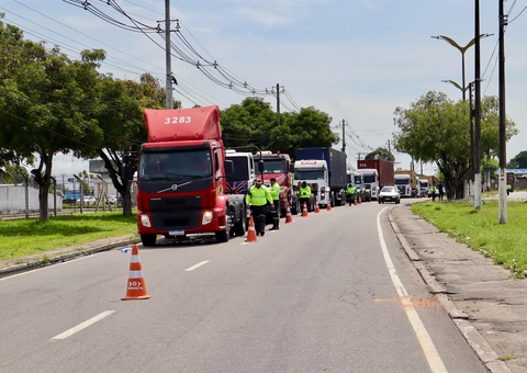 Fiscalização autua caminhões e carretas na avenida Rodrigo Otávio