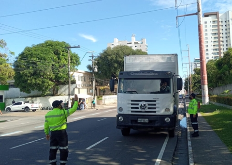 Operação Carga Pesada autua 8 caminhões por irregularidades em Manaus