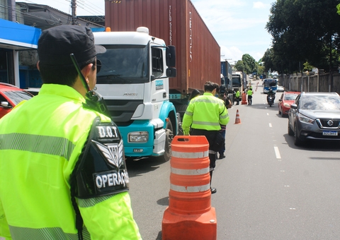 Motoristas de veículos pesados são autuados durante operação em Manaus