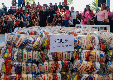 Famílias afetadas pela cheia recebem 60 toneladas de alimentos no Amazonas