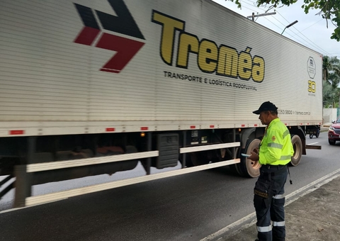 Caminhões são multados por trafegarem em faixa proibida em Manaus