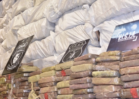 Duas toneladas de drogas são apreendidas em barco no Amazonas