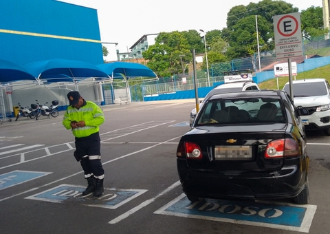 Mais de 100 motoristas são multados por estacionarem em vagas especiais em Manaus