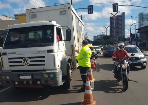 Veículos pesados são alvo de operação na avenida Constantino Nery