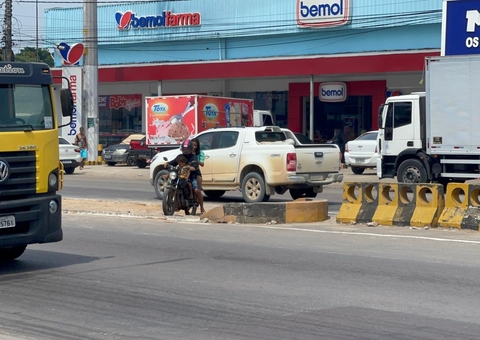 Operação é realizada em Manaus para coibir passagem de veículos por canteiro central
